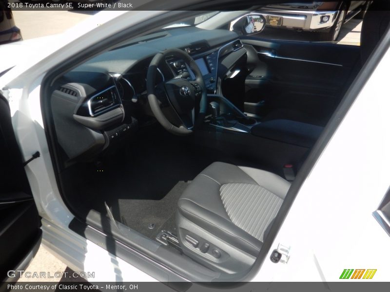 Super White / Black 2018 Toyota Camry SE