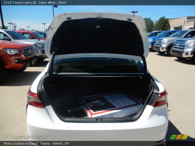 Super White / Black 2018 Toyota Camry SE