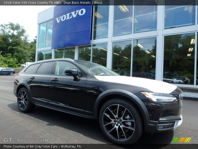 Front 3/4 View of 2018 V90 Cross Country T6 AWD