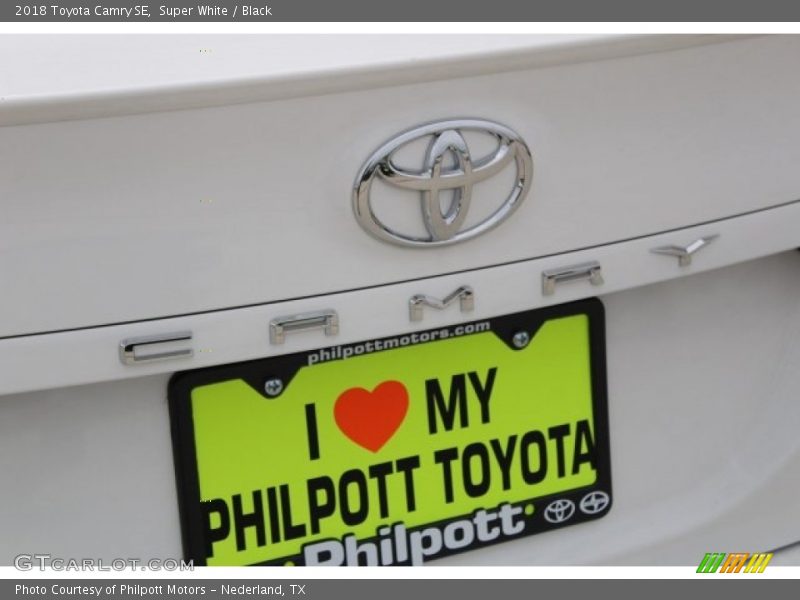 Super White / Black 2018 Toyota Camry SE