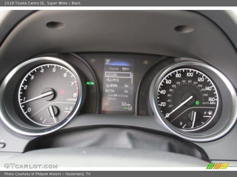 Super White / Black 2018 Toyota Camry SE