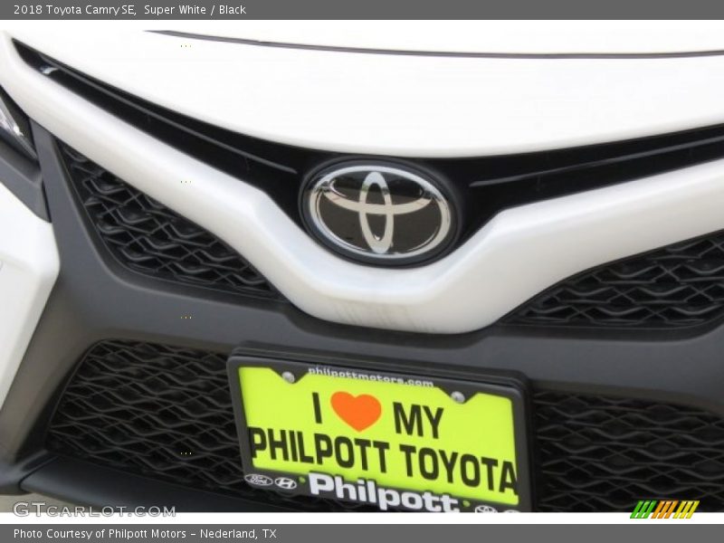 Super White / Black 2018 Toyota Camry SE