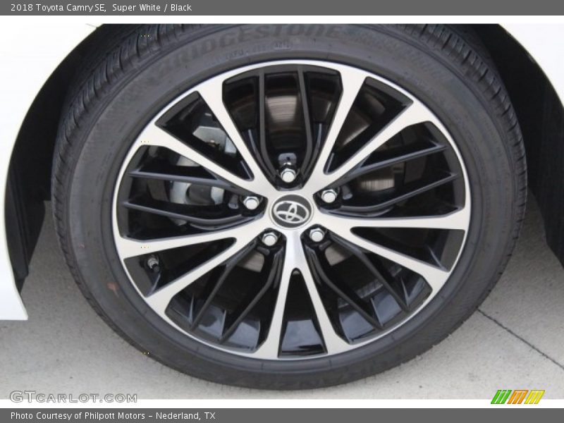 Super White / Black 2018 Toyota Camry SE