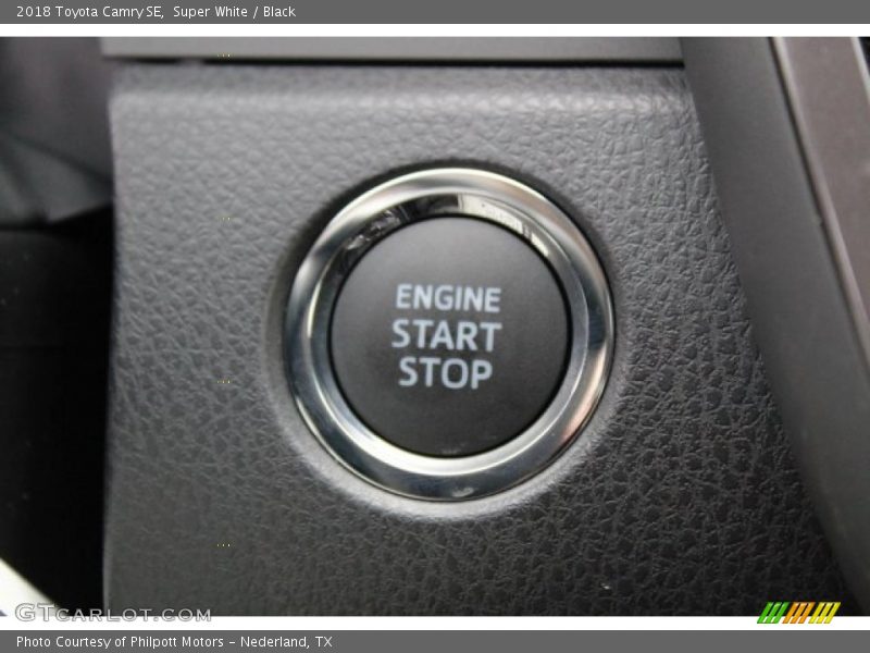 Super White / Black 2018 Toyota Camry SE