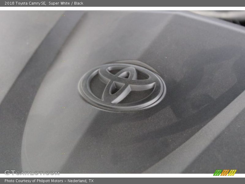 Super White / Black 2018 Toyota Camry SE