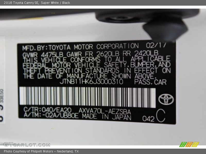 Super White / Black 2018 Toyota Camry SE