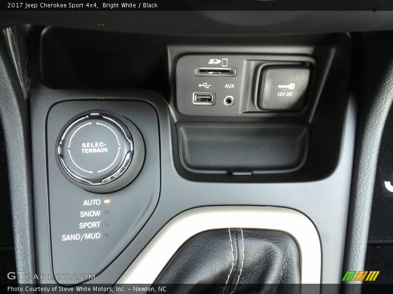 Bright White / Black 2017 Jeep Cherokee Sport 4x4