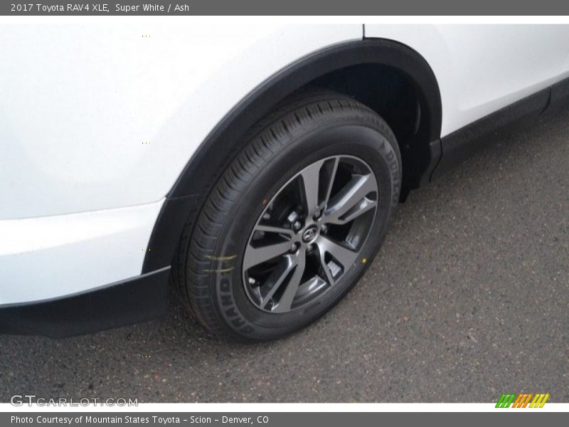 Super White / Ash 2017 Toyota RAV4 XLE
