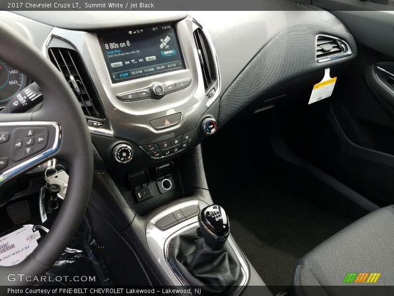 Summit White / Jet Black 2017 Chevrolet Cruze LT