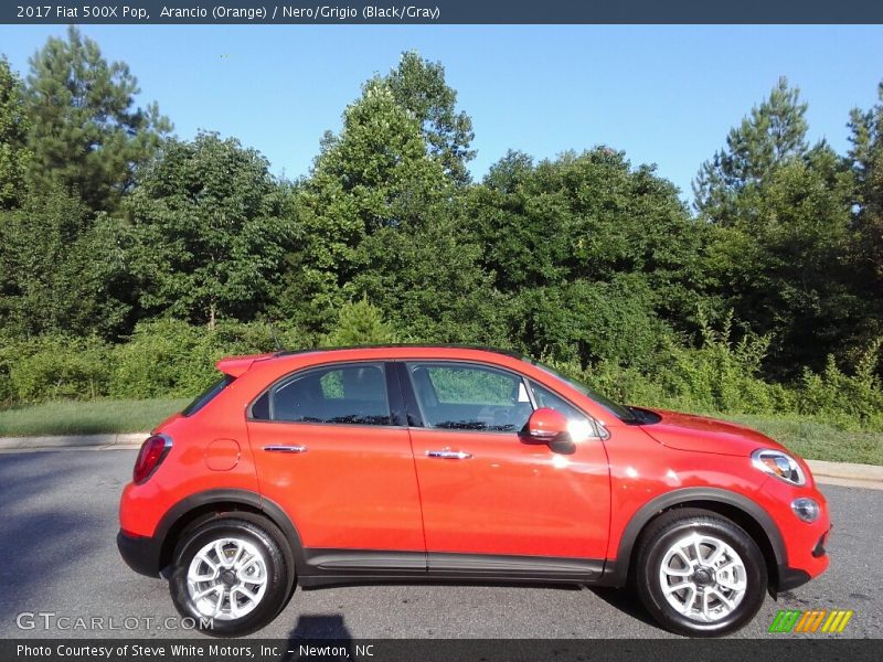 Arancio (Orange) / Nero/Grigio (Black/Gray) 2017 Fiat 500X Pop