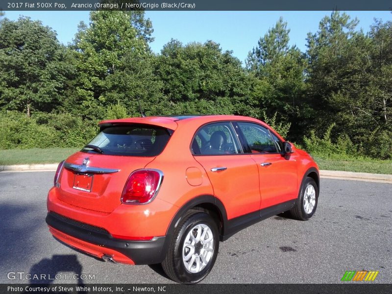 Arancio (Orange) / Nero/Grigio (Black/Gray) 2017 Fiat 500X Pop