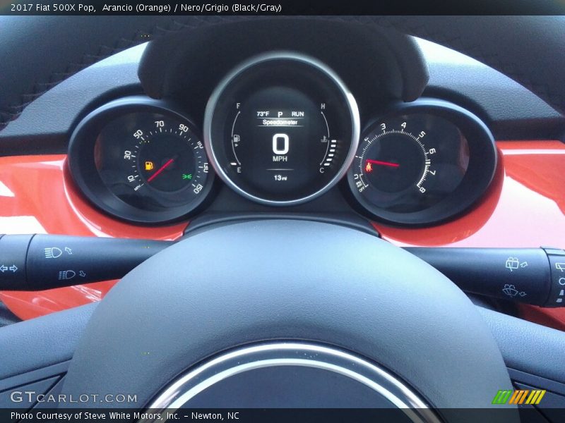 Arancio (Orange) / Nero/Grigio (Black/Gray) 2017 Fiat 500X Pop