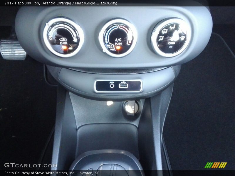 Arancio (Orange) / Nero/Grigio (Black/Gray) 2017 Fiat 500X Pop