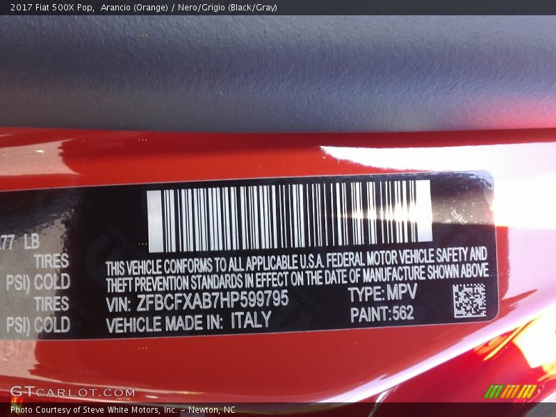 Arancio (Orange) / Nero/Grigio (Black/Gray) 2017 Fiat 500X Pop