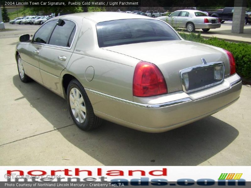 Pueblo Gold Metallic / Light Parchment 2004 Lincoln Town Car Signature