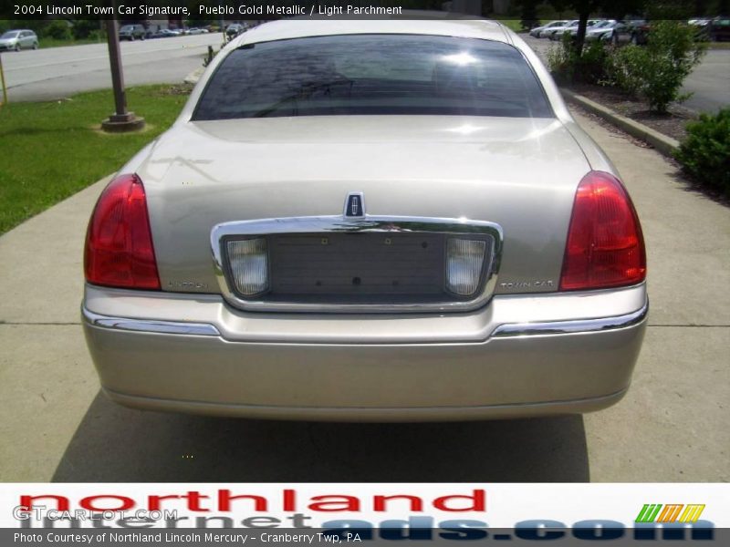 Pueblo Gold Metallic / Light Parchment 2004 Lincoln Town Car Signature