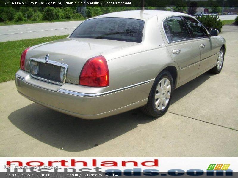 Pueblo Gold Metallic / Light Parchment 2004 Lincoln Town Car Signature