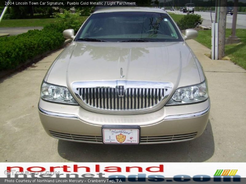 Pueblo Gold Metallic / Light Parchment 2004 Lincoln Town Car Signature