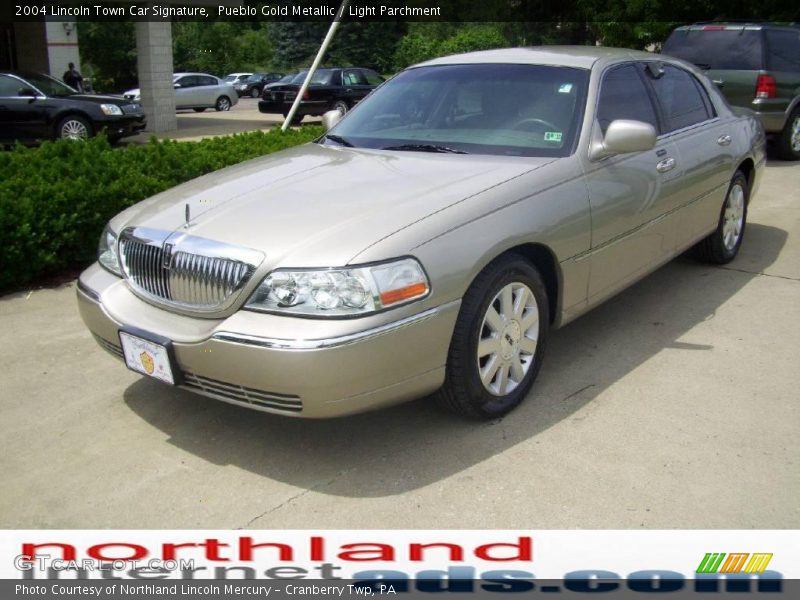 Pueblo Gold Metallic / Light Parchment 2004 Lincoln Town Car Signature