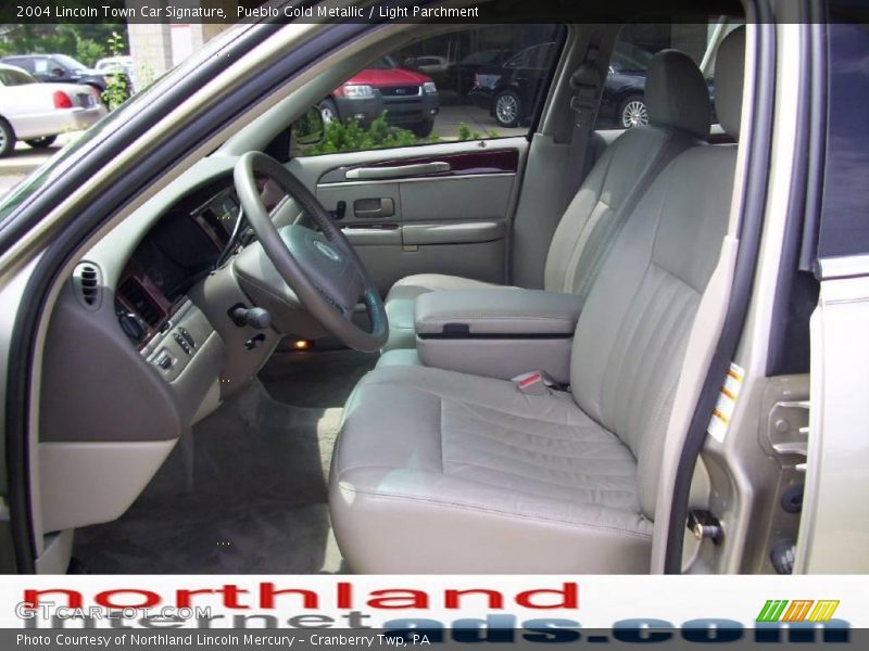 Pueblo Gold Metallic / Light Parchment 2004 Lincoln Town Car Signature