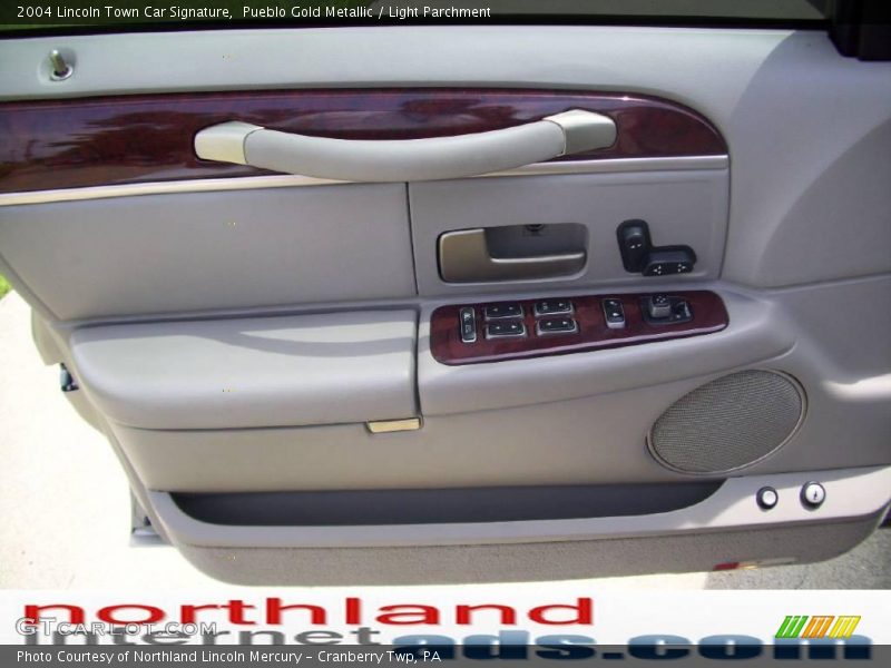 Pueblo Gold Metallic / Light Parchment 2004 Lincoln Town Car Signature