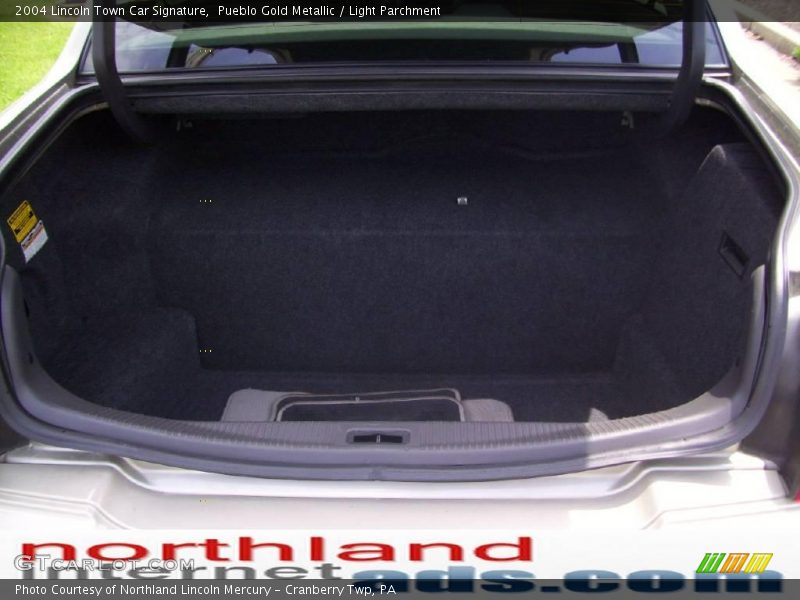 Pueblo Gold Metallic / Light Parchment 2004 Lincoln Town Car Signature