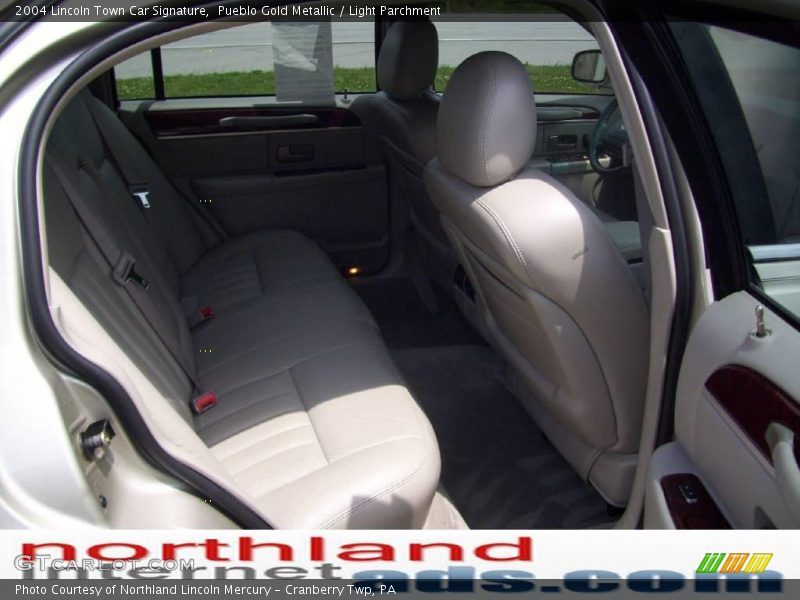 Pueblo Gold Metallic / Light Parchment 2004 Lincoln Town Car Signature