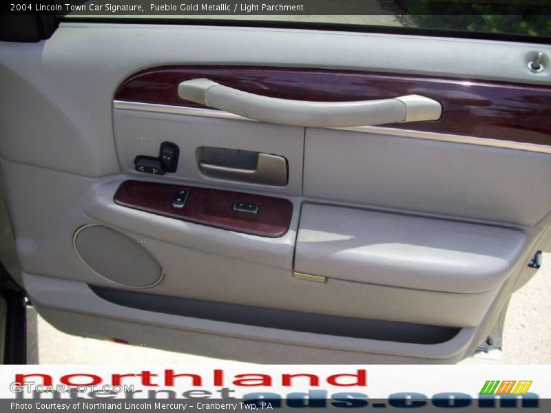 Pueblo Gold Metallic / Light Parchment 2004 Lincoln Town Car Signature