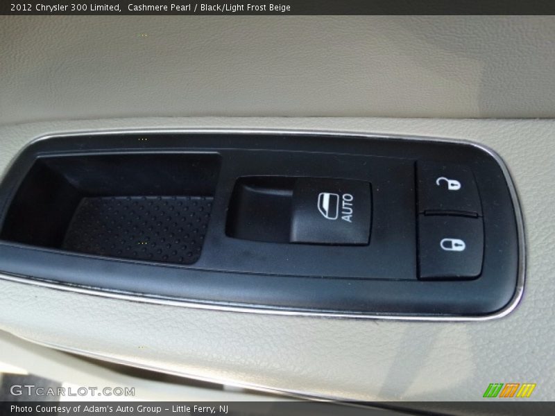 Cashmere Pearl / Black/Light Frost Beige 2012 Chrysler 300 Limited