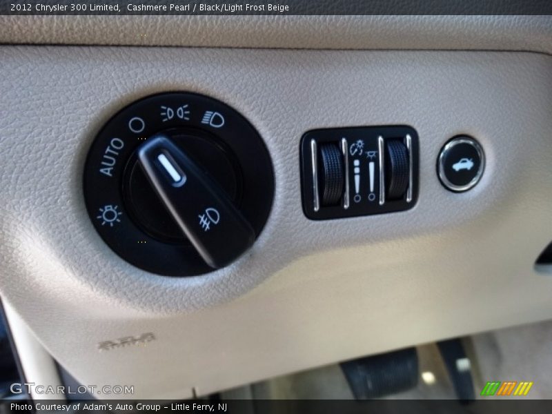 Cashmere Pearl / Black/Light Frost Beige 2012 Chrysler 300 Limited