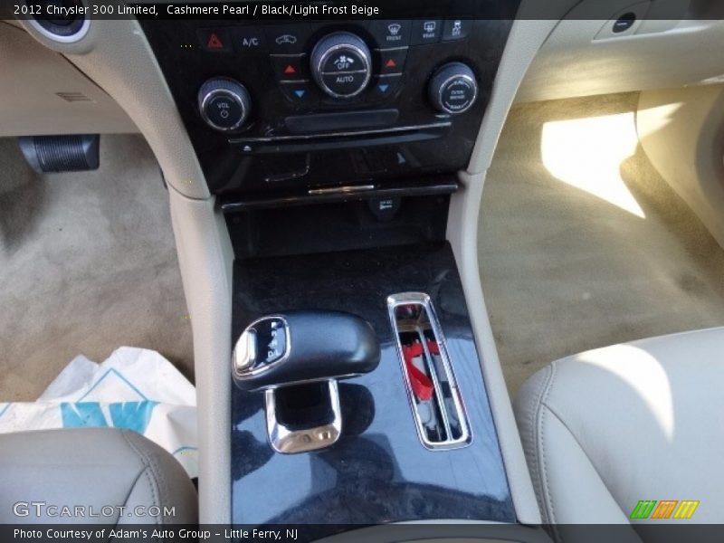 Cashmere Pearl / Black/Light Frost Beige 2012 Chrysler 300 Limited