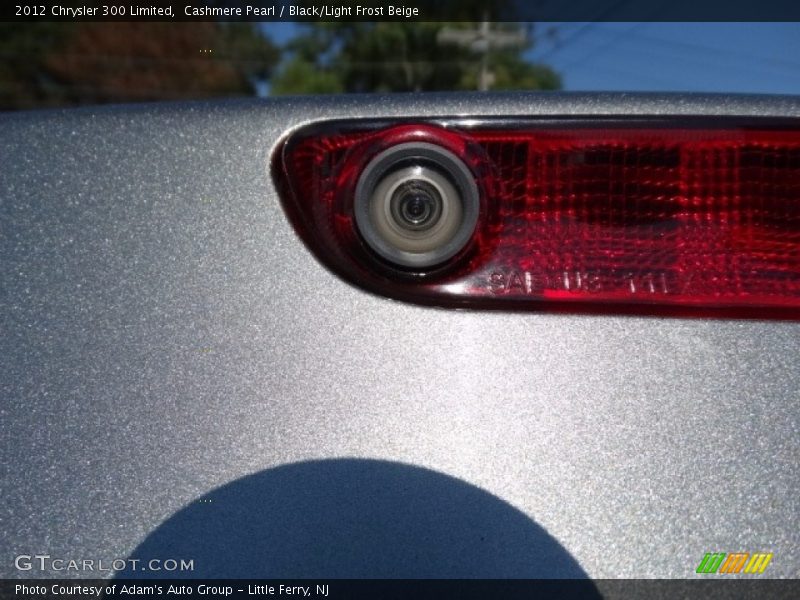 Cashmere Pearl / Black/Light Frost Beige 2012 Chrysler 300 Limited