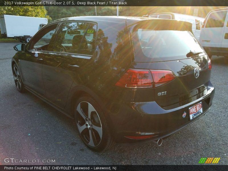 Deep Black Pearl / Titan Black 2017 Volkswagen Golf GTI 4-Door 2.0T S