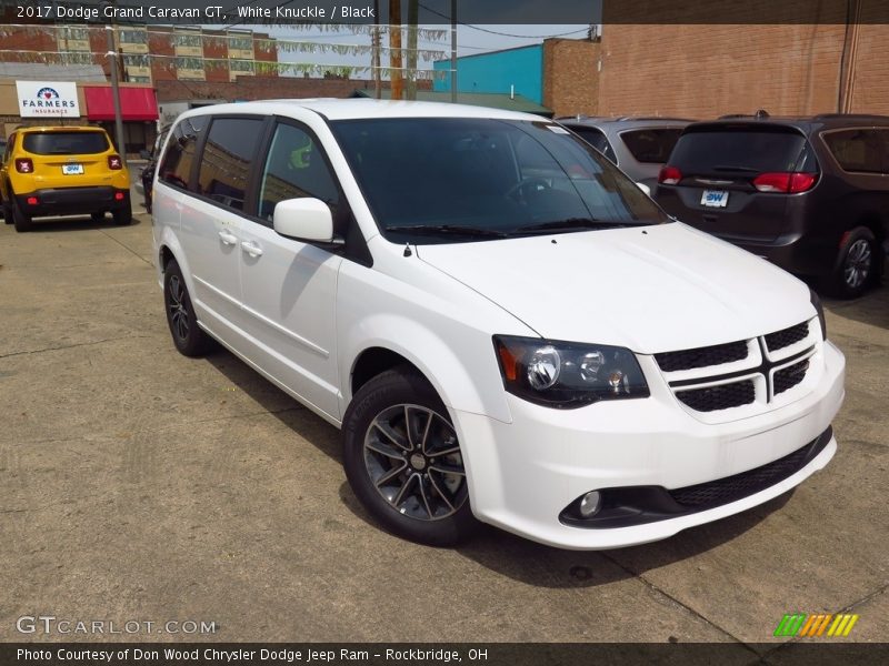 Front 3/4 View of 2017 Grand Caravan GT