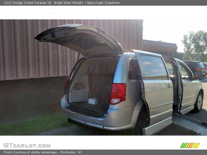 Bright Silver Metallic / Black/Light Graystone 2012 Dodge Grand Caravan SE