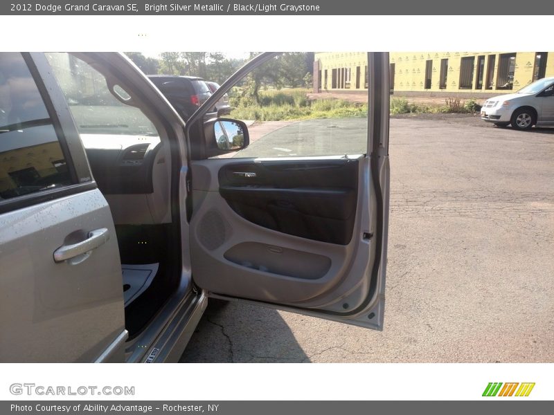 Bright Silver Metallic / Black/Light Graystone 2012 Dodge Grand Caravan SE