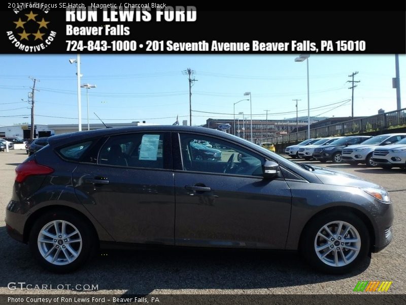 Magnetic / Charcoal Black 2017 Ford Focus SE Hatch