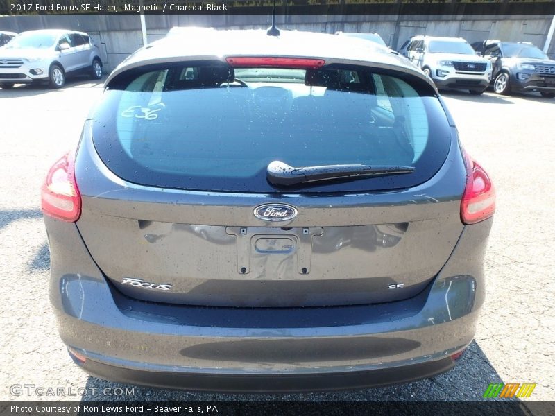 Magnetic / Charcoal Black 2017 Ford Focus SE Hatch