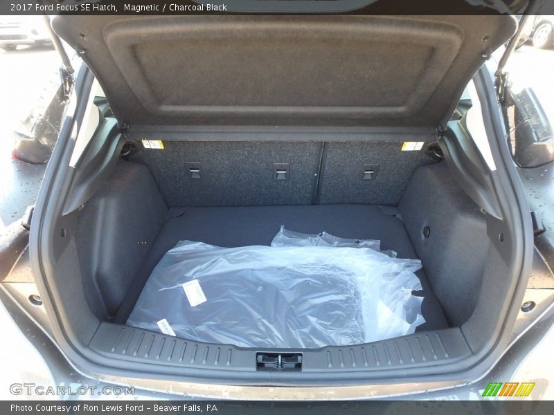 Magnetic / Charcoal Black 2017 Ford Focus SE Hatch