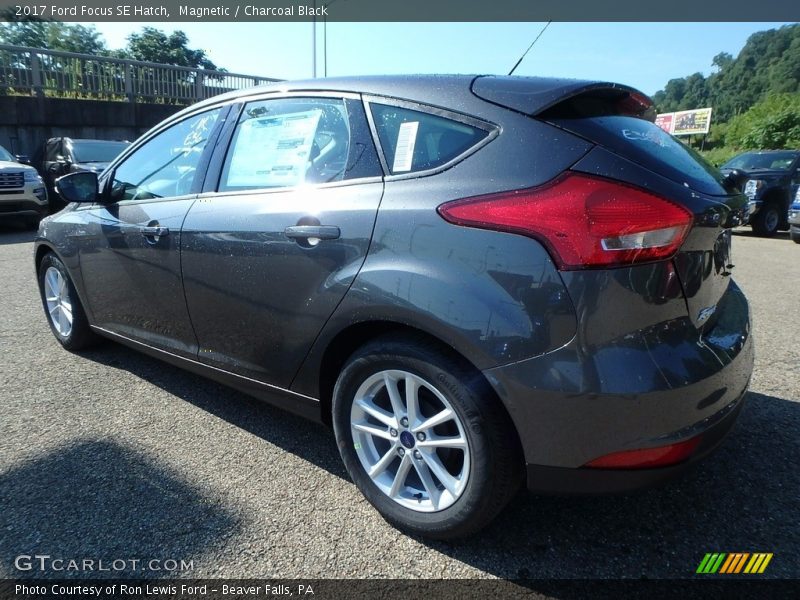 Magnetic / Charcoal Black 2017 Ford Focus SE Hatch