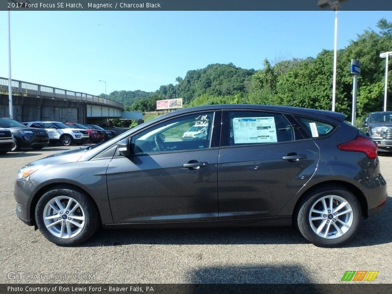 Magnetic / Charcoal Black 2017 Ford Focus SE Hatch