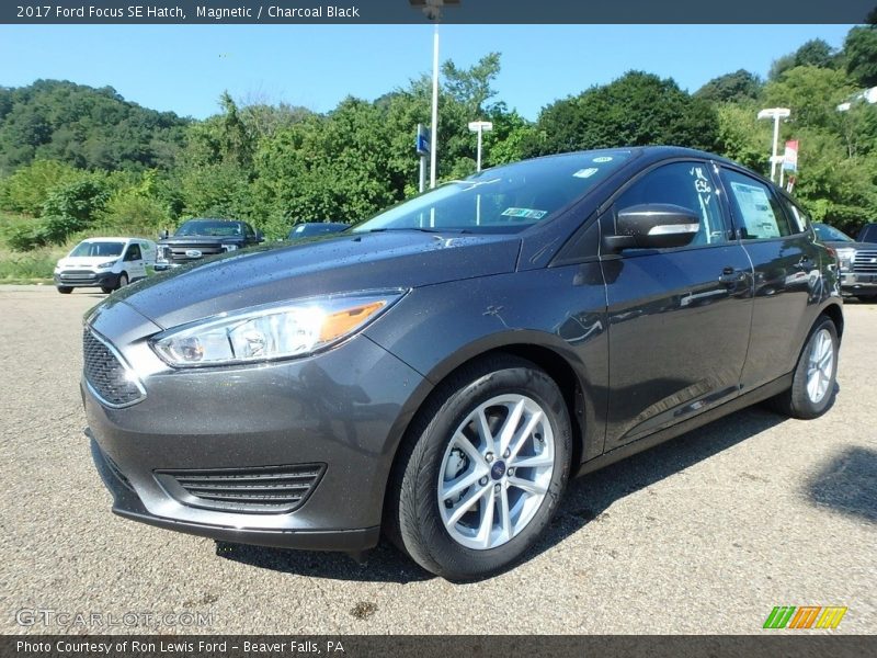 Magnetic / Charcoal Black 2017 Ford Focus SE Hatch