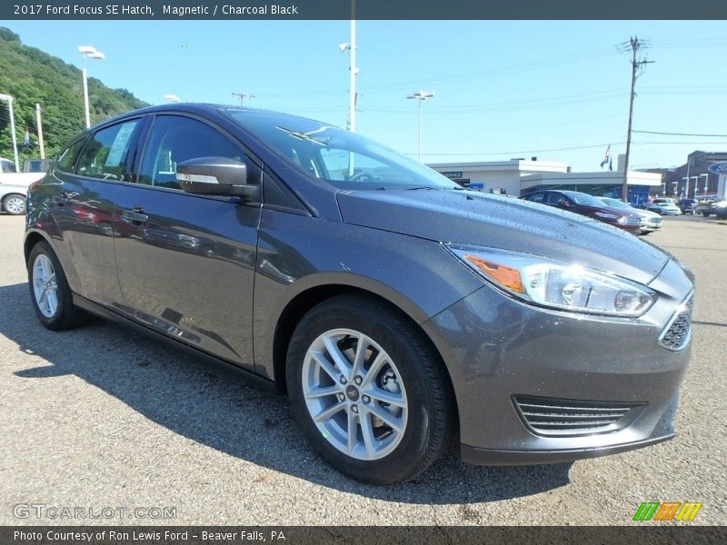 Magnetic / Charcoal Black 2017 Ford Focus SE Hatch