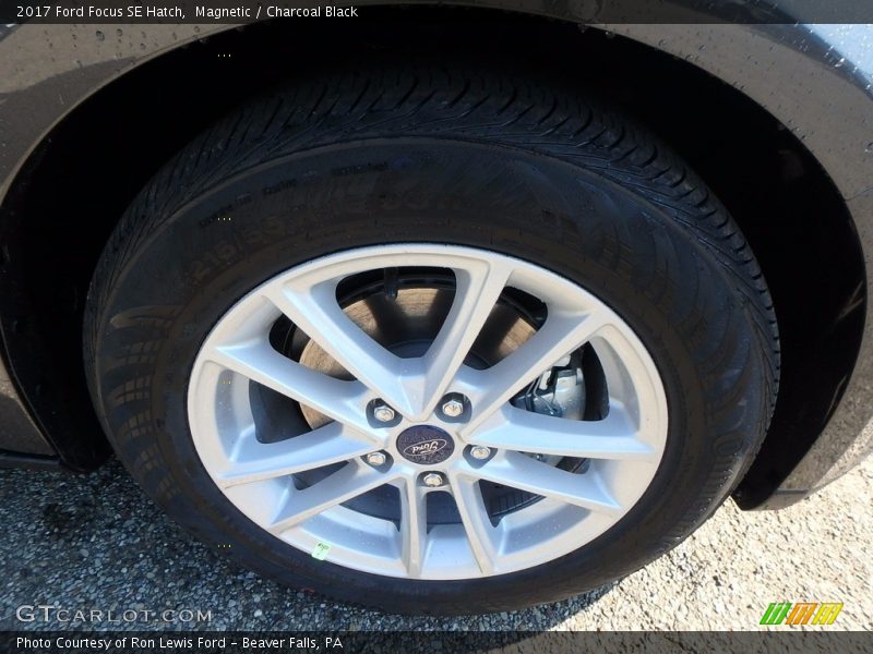 Magnetic / Charcoal Black 2017 Ford Focus SE Hatch