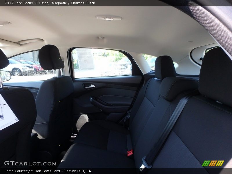 Magnetic / Charcoal Black 2017 Ford Focus SE Hatch