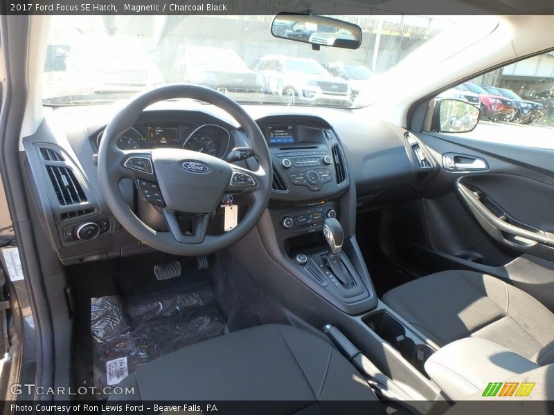 Magnetic / Charcoal Black 2017 Ford Focus SE Hatch