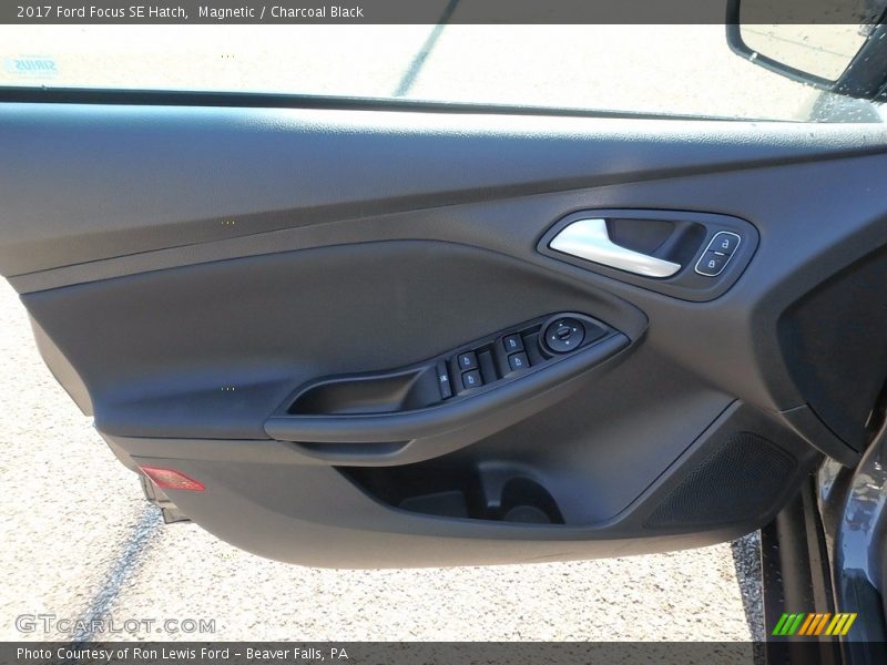 Magnetic / Charcoal Black 2017 Ford Focus SE Hatch