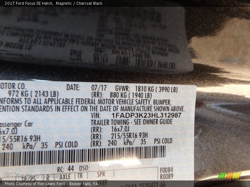 Magnetic / Charcoal Black 2017 Ford Focus SE Hatch