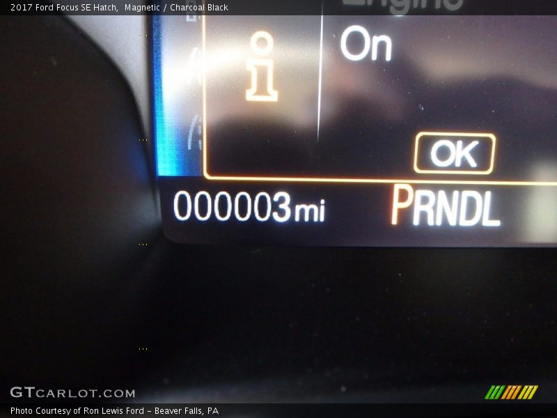 Magnetic / Charcoal Black 2017 Ford Focus SE Hatch