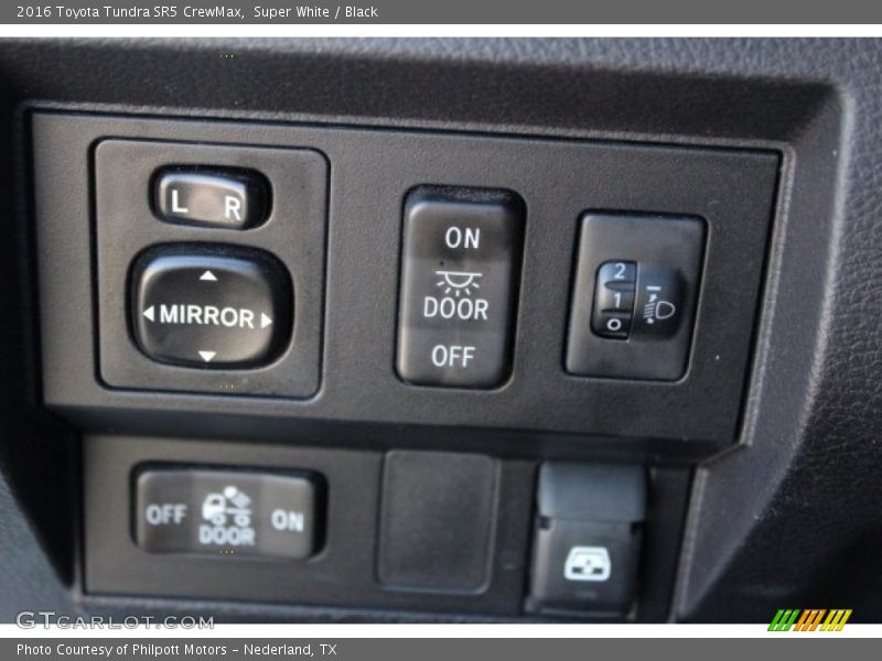 Super White / Black 2016 Toyota Tundra SR5 CrewMax